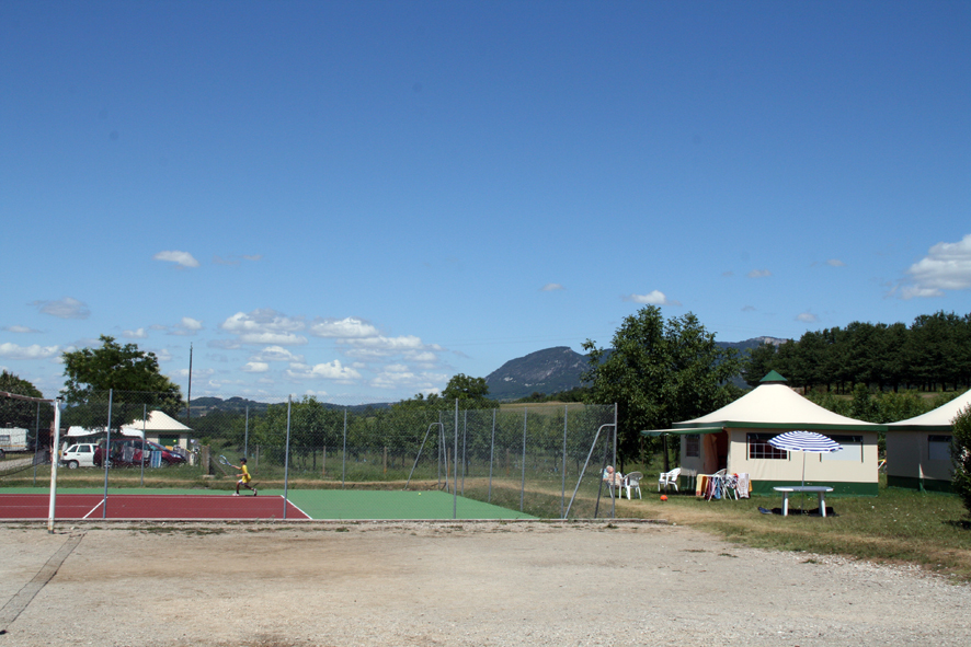 http://www.gcu.asso.fr/sites/default/files/fichiers/images/terrains/bungalows-toile/BT_St_J_en_Royans1.jpg