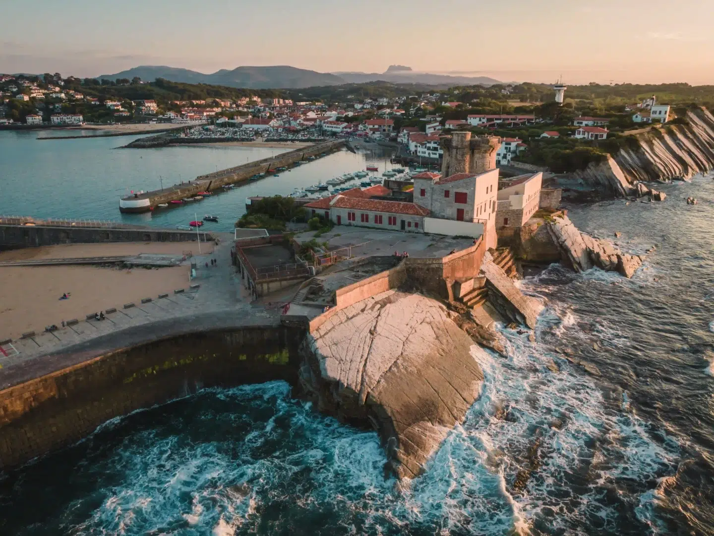 Vue aérienne sur le fort de Socoa dans le Pays Basque.