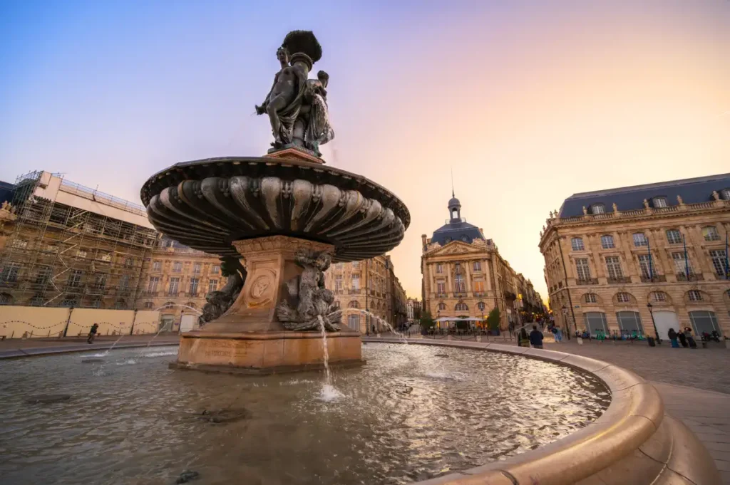 Camping situé à Sanguinet dans les Landes, à 1 heure de Bordeaux, parfait pour des vacances nature entre lac, océan Atlantique et escapades en ville dans le Sud-Ouest.