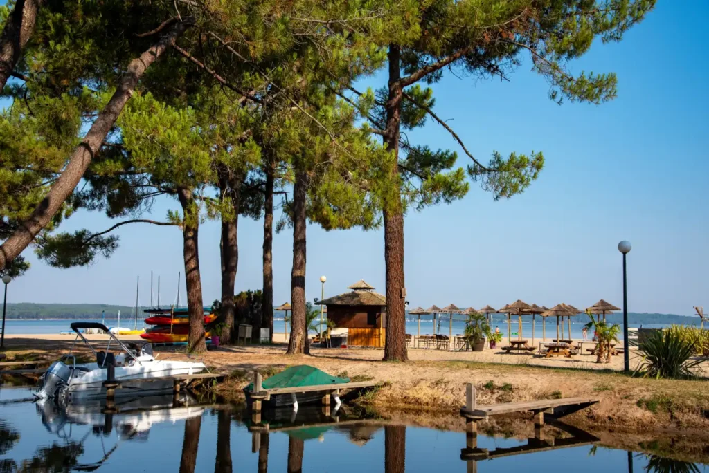 Location de mobil-home en camping à Sanguinet, proche de Biscarrosse, pour des vacances tout confort entre lac, plage océane et nature dans les Landes.